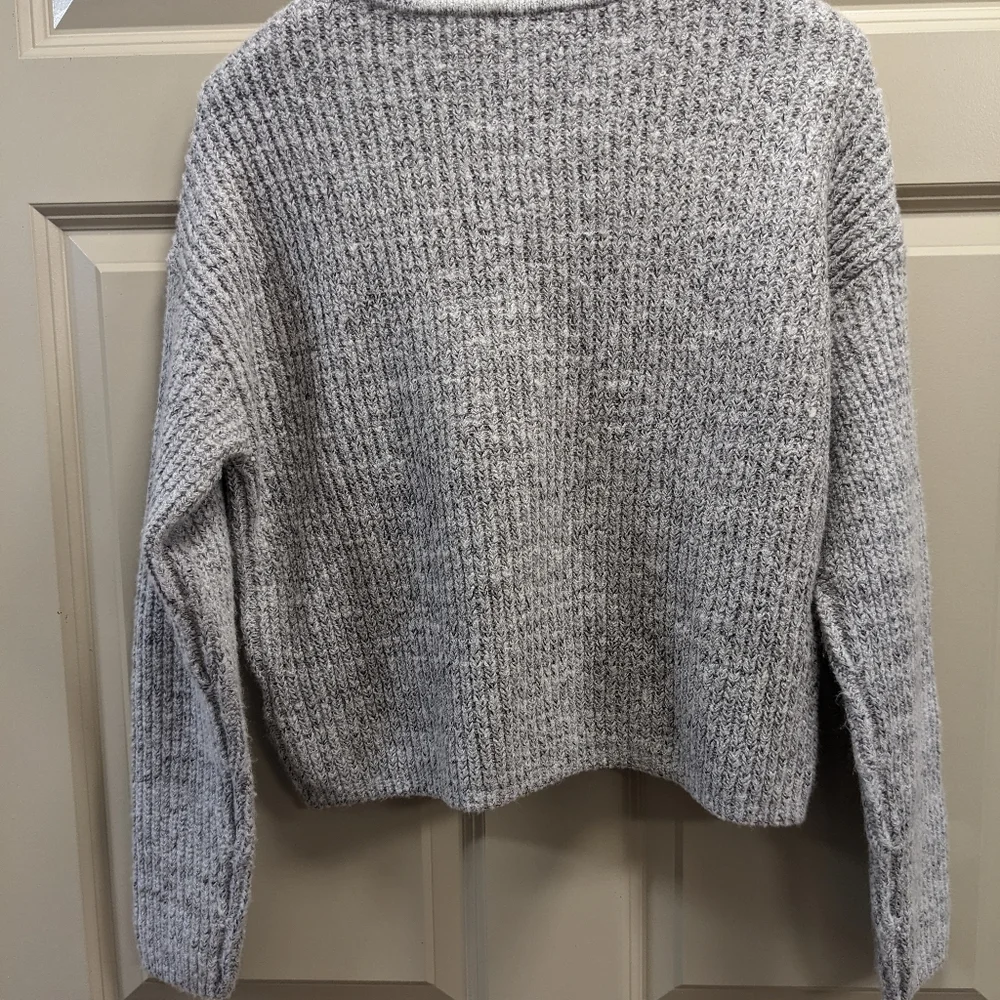Garage Cropped V-neck Relaxed Fit Sweater- size P/small